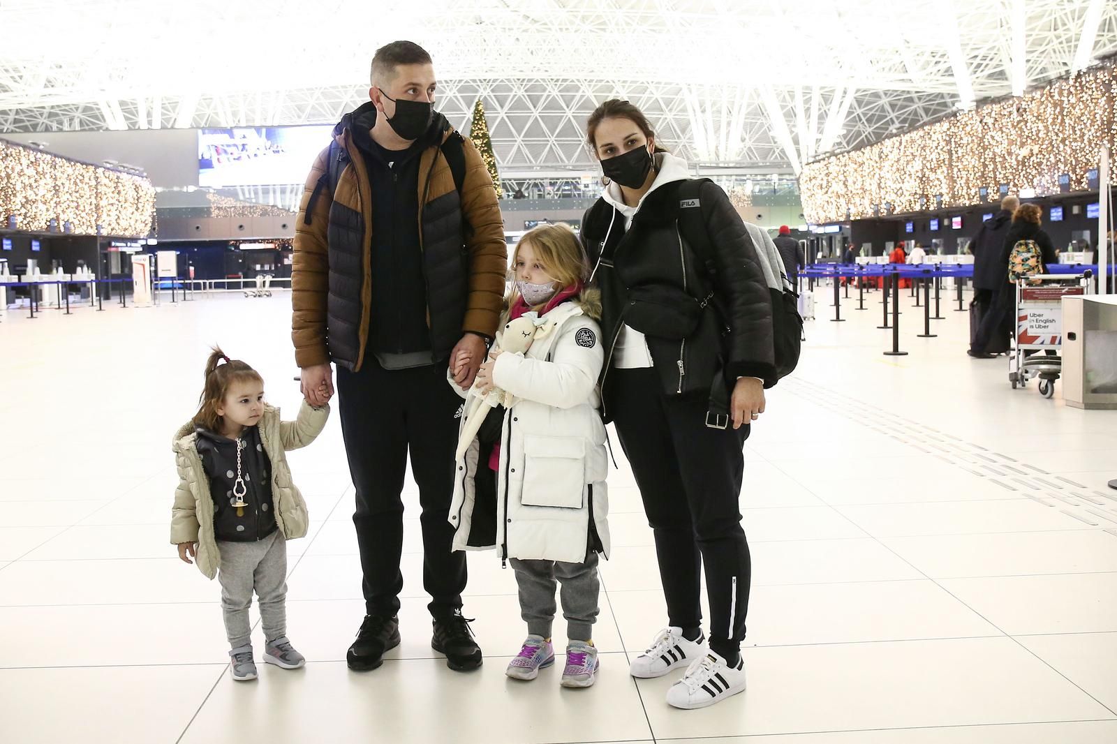 20.12.2021., Zagreb - Odlazak Kiare Gorsic na ljecenje u SAD sa majkom Mateom i ocem Valentino.