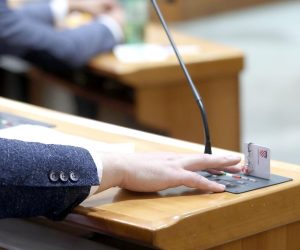 18.06.2021., Zagreb - U Saboru je pocelo glasovanje o raspravljenim tockama dnevnog reda, medju kojima je i rebalan procaruna. Nakon glasovanja o izvescu MIP-a i prisege u saborske klupe su sjeli novi zastupnici
Photo: Patrik Macek/PIXSELL