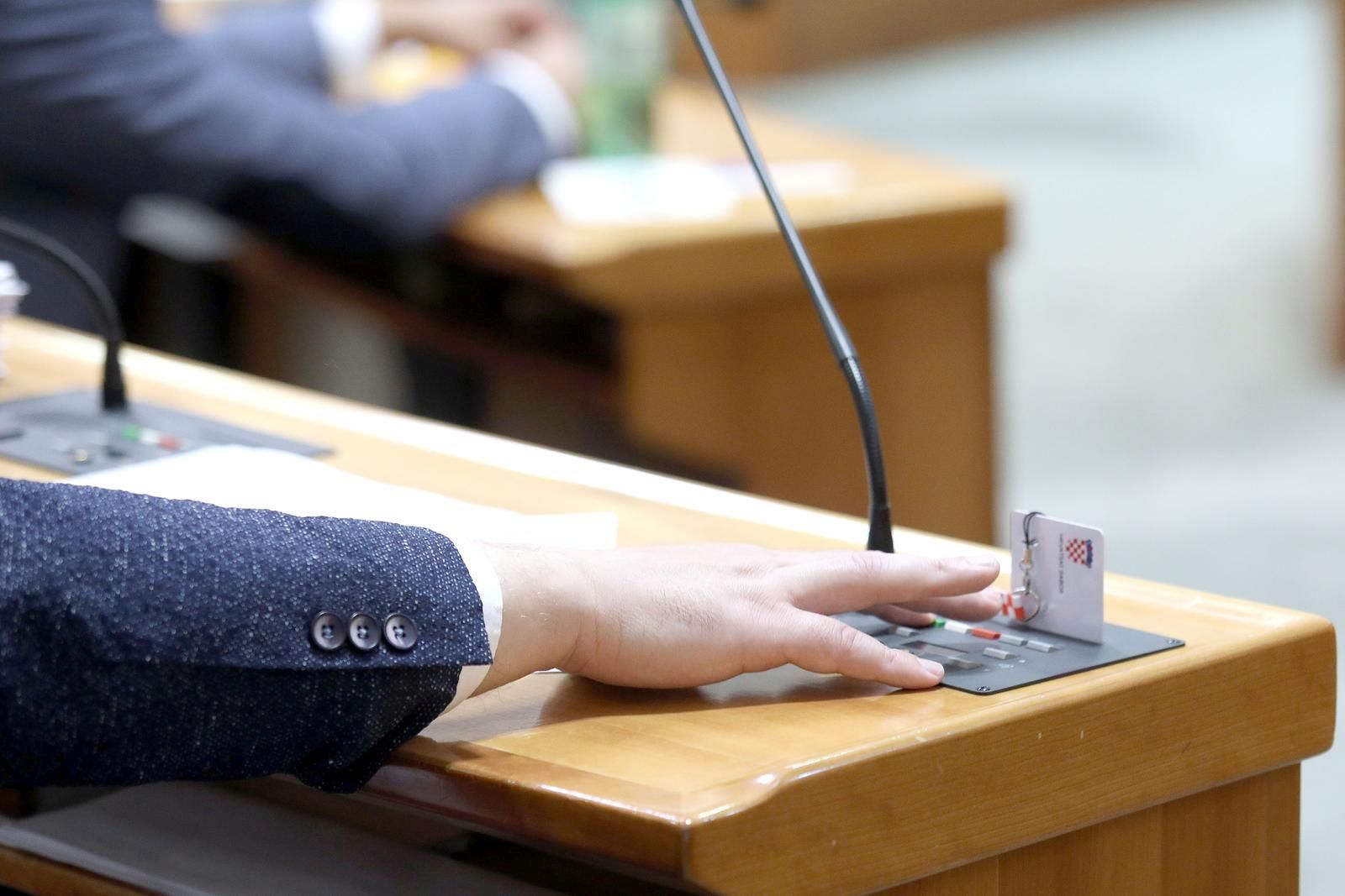 18.06.2021., Zagreb - U Saboru je pocelo glasovanje o raspravljenim tockama dnevnog reda, medju kojima je i rebalan procaruna. Nakon glasovanja o izvescu MIP-a i prisege u saborske klupe su sjeli novi zastupnici
Photo: Patrik Macek/PIXSELL