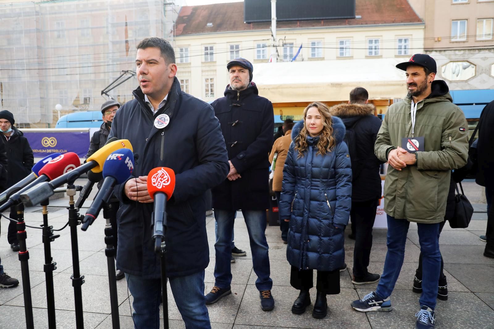 04.12.2021., Zagreb , U povodu pocetka prikupljanja potpisa za raspisivanje referenduma kojim bi se ukinula uporaba covid potvrda, saborski zastupnici Mosta Marija Selak Raspudic, Marin Miletic, Nino Raspudic, Zvonimir Troskot i Nikola Grmoja odrzali su konferenciju za novinare.