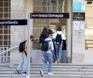 06.09.2021., Zagreb - Za oko 460 tisuca ucenika osnovnih i srednjih skola u Hrvatskoj danas je pocela nova skolska godina. Nastava ce se odrzavati u razredima, uz blaze epidemioloske mjere nego dosad i maske u situacijama kada se ne moze osigurati siguran razmak.rPhoto: Patrik Macek/PIXSELL