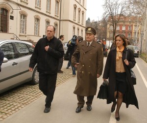 31.03.2004., Zagreb - Bivsi nacelnik glavnog stozera HVO-a Milivoj Petkovic s odvjetnicom Vesnom Alaburic dosao je u Ministarstvo pravosudja gdje je stigla optuznica iz Haaga. MMilivoj Petkovic i Vesna Alaburic."nPhoto: Goran Stanzl/PIXSELL