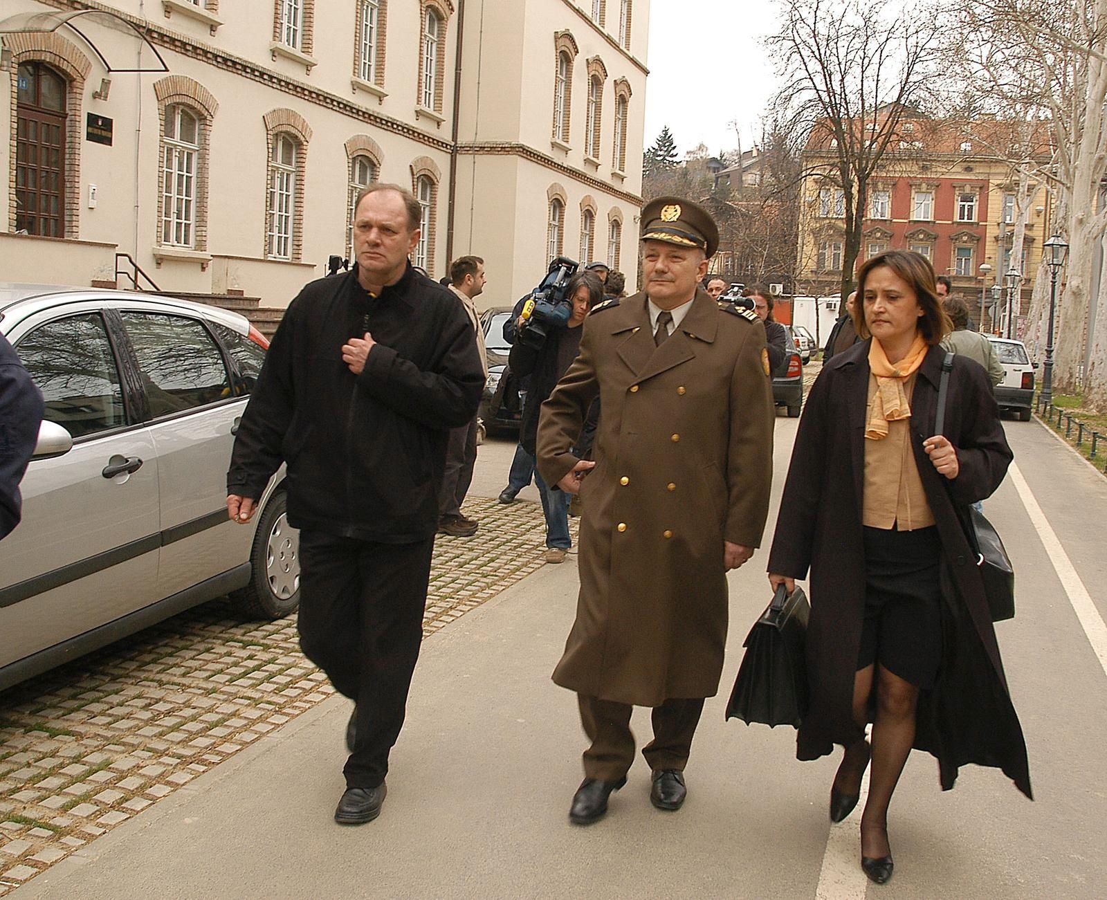 31.03.2004., Zagreb - Bivsi nacelnik glavnog stozera HVO-a Milivoj Petkovic s odvjetnicom Vesnom Alaburic dosao je u Ministarstvo pravosudja gdje je stigla optuznica iz Haaga. MMilivoj Petkovic i Vesna Alaburic."nPhoto: Goran Stanzl/PIXSELL