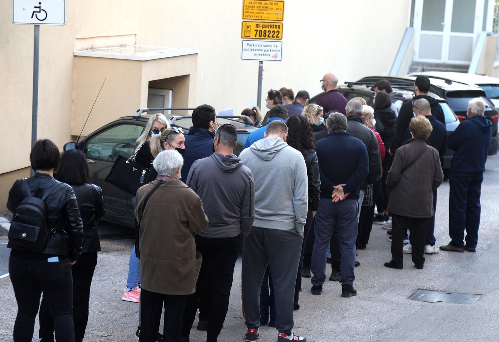 11.11.2021., Sibenik - U Sibeniku je i dalje veliki interes za cijepljenje pa se kroz jutro u sportskoj dvorani cjepio veliki broj sibencana prvom,drugom i trecom dozom cjepiva.
Photo: Dusko Jaramaz/PIXSELL