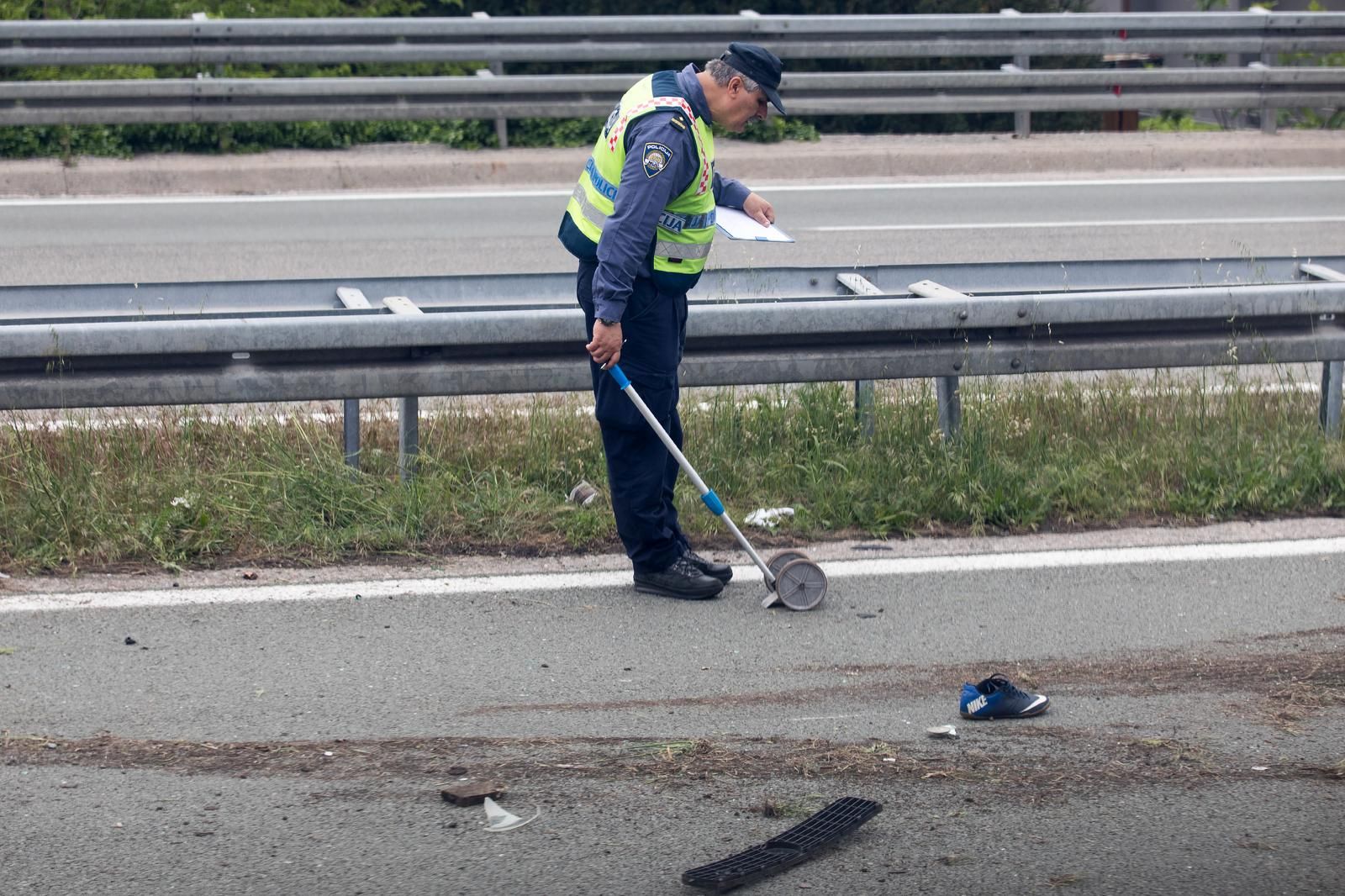 05.05.2020., Rijeka - Oko 9.25 na autocesti A-6 Rijeka - Zagreb na vijaduktu Svilno kod JGl-a u smjeru Rijeke dogodila se prometna nesreca u kojem je sudjelovalo teretno i osobno vozilo rijeckih registarskih oznaka. U prometnoj nesreci smtno je stradao vozac osobnog vozila, dok je njegov suvozac prevezen u KBC Susak.  Od 9.50 promet je preusmjeren obilazno. Photo: Nel Pavletic/PIXSELL