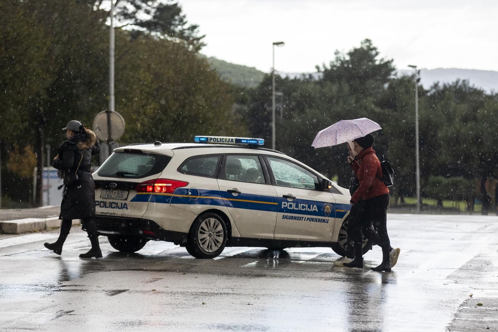 05.12.2021., Split - Uslijed obilne kise poplavila je Ulica Sedam Kastela. Policija regulira promet dok se voda ne povuce.