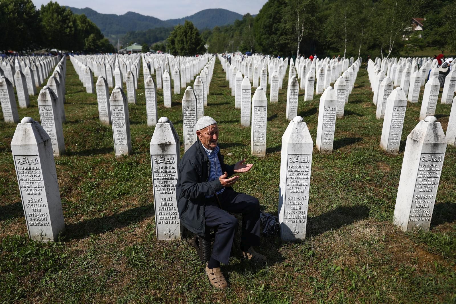 11.07.2021., Potocari, Bosna i Hercegovina -  Obitelji ubijenih u genocidu okupljaju se u Memorijalnom centru Srebrenica - Potocari gdje se molitvom prisjecaju svojih najmilijih. Danas ce ovdje biti ukopano jos 19 zrtava genocida u Srebrenici. Unatoc pandemiji virusa Covid-19 veliki broj ljudi stigao je u Potocare.
Photo: Armin Durgut/PIXSELL