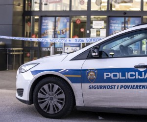30.11.2021., Split - Muskarac nozem ubio zaposlenicu trgovackog centra Lidl. Zaposlenici su zadrzali ubojicu do dolaska policije. Na mjestu dogadjaja obavlja se policijski ocevid. Photo: Miroslav Lelas/PIXSELL