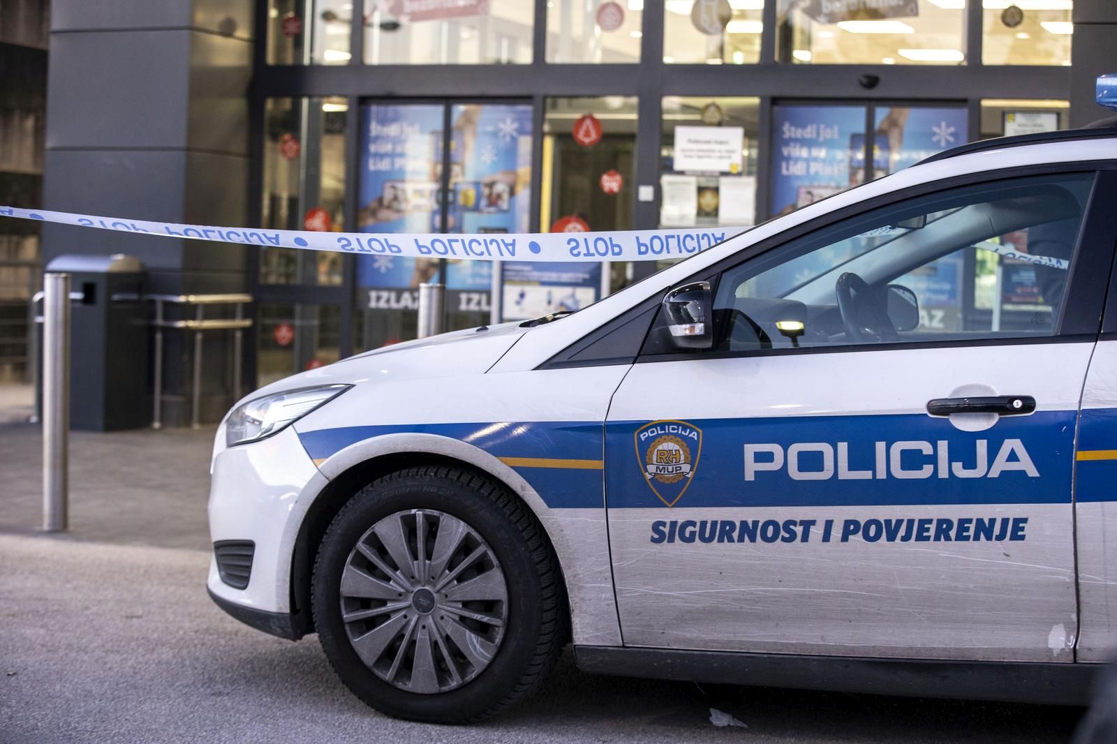 30.11.2021., Split - Muskarac nozem ubio zaposlenicu trgovackog centra Lidl. Zaposlenici su zadrzali ubojicu do dolaska policije. Na mjestu dogadjaja obavlja se policijski ocevid. Photo: Miroslav Lelas/PIXSELL