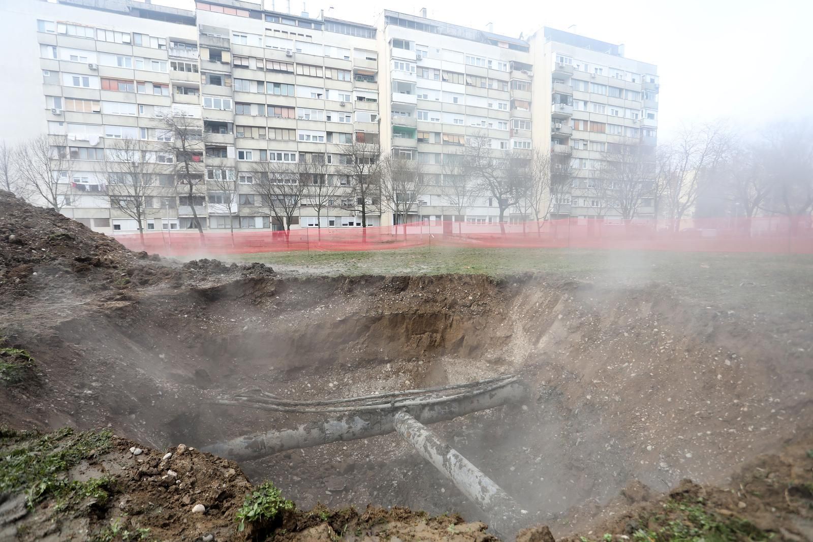 31.12.2021., Zagreb - Jos jedno puknuce vodovodne cijevi u Beethovenovoj ulici u Preckom, stanovnici su bez tople vode. Photo: Marin Tironi/PIXSELL