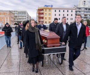 22.12.2021., Zadar - Zadarski performer i gradski vijecnik Enio Mestrovic - Ricard dosao je sa stilom na sjednicu Gradskog vijeca. U pogrebnoj povorci sa limenom glazbom u kovcegu uskrsnuo je na Narodnom trgu, nakon sto je vijecnik SDP-a nakon zadnje sjednice objavio osmrtnicu s njegovim likom.  Photo: Dino Stanin/PIXSELL