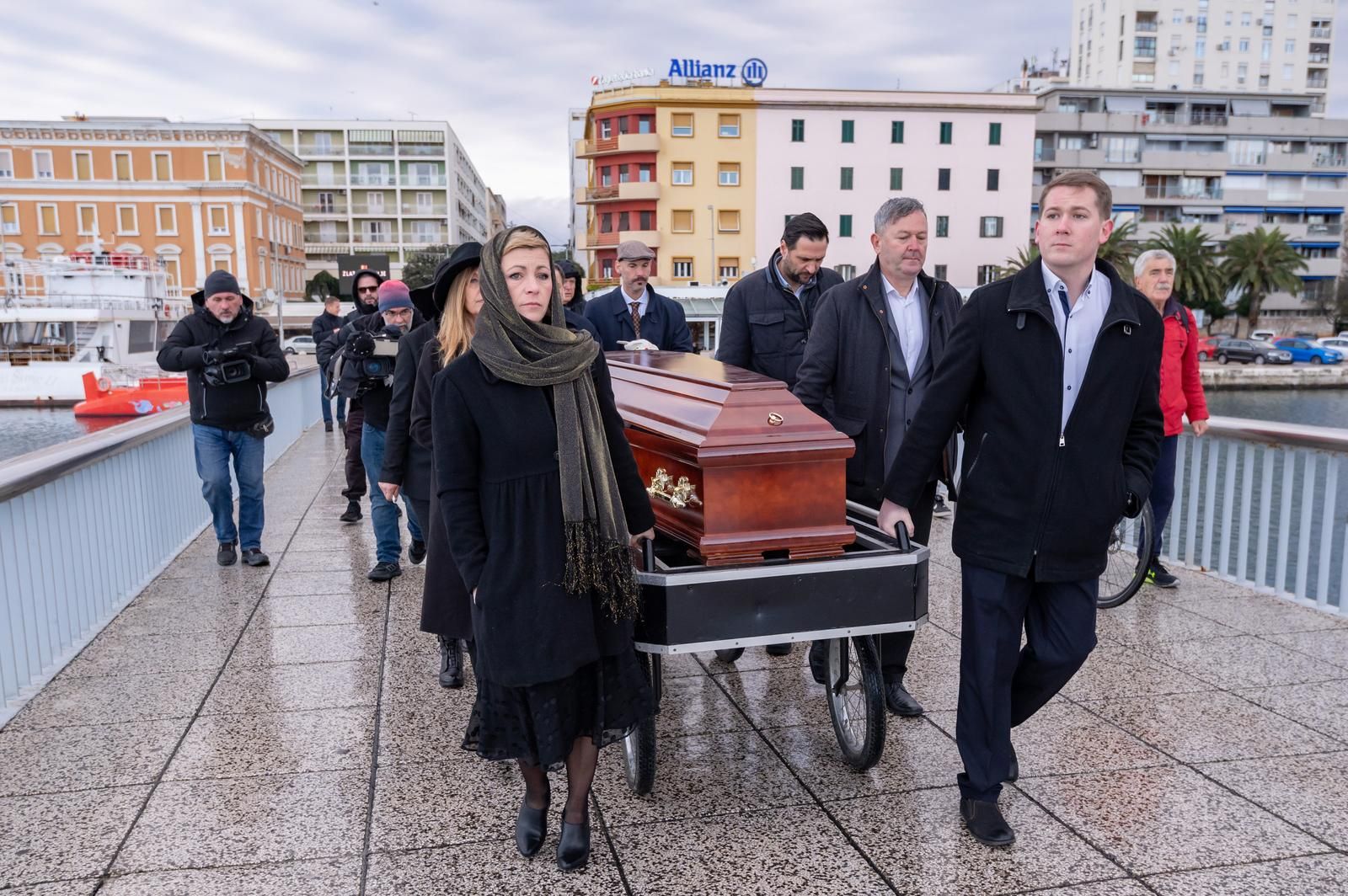 22.12.2021., Zadar - Zadarski performer i gradski vijecnik Enio Mestrovic - Ricard dosao je sa stilom na sjednicu Gradskog vijeca. U pogrebnoj povorci sa limenom glazbom u kovcegu uskrsnuo je na Narodnom trgu, nakon sto je vijecnik SDP-a nakon zadnje sjednice objavio osmrtnicu s njegovim likom.  Photo: Dino Stanin/PIXSELL