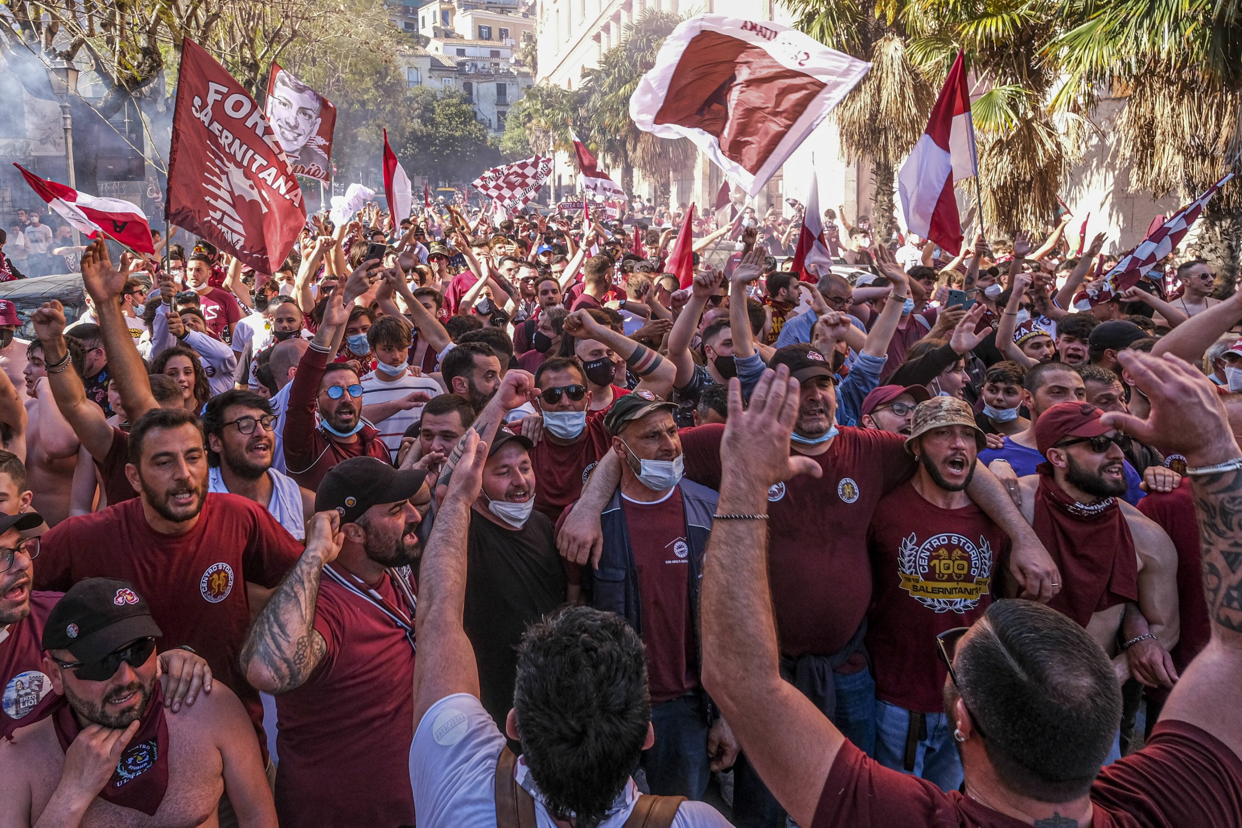 Italy: Salernitana supporters celebrate Salernitana supporters celebrate promotion to Serie A in the city streets on May 10, 2021 in Salerno, Italy. Salernitana have gained promotion to Serie A, Italy s premier football league, for the first time in twenty-three years after beating Pescara 0-3 away from home ABPH1842 Copyright: xAntonioxBalascox