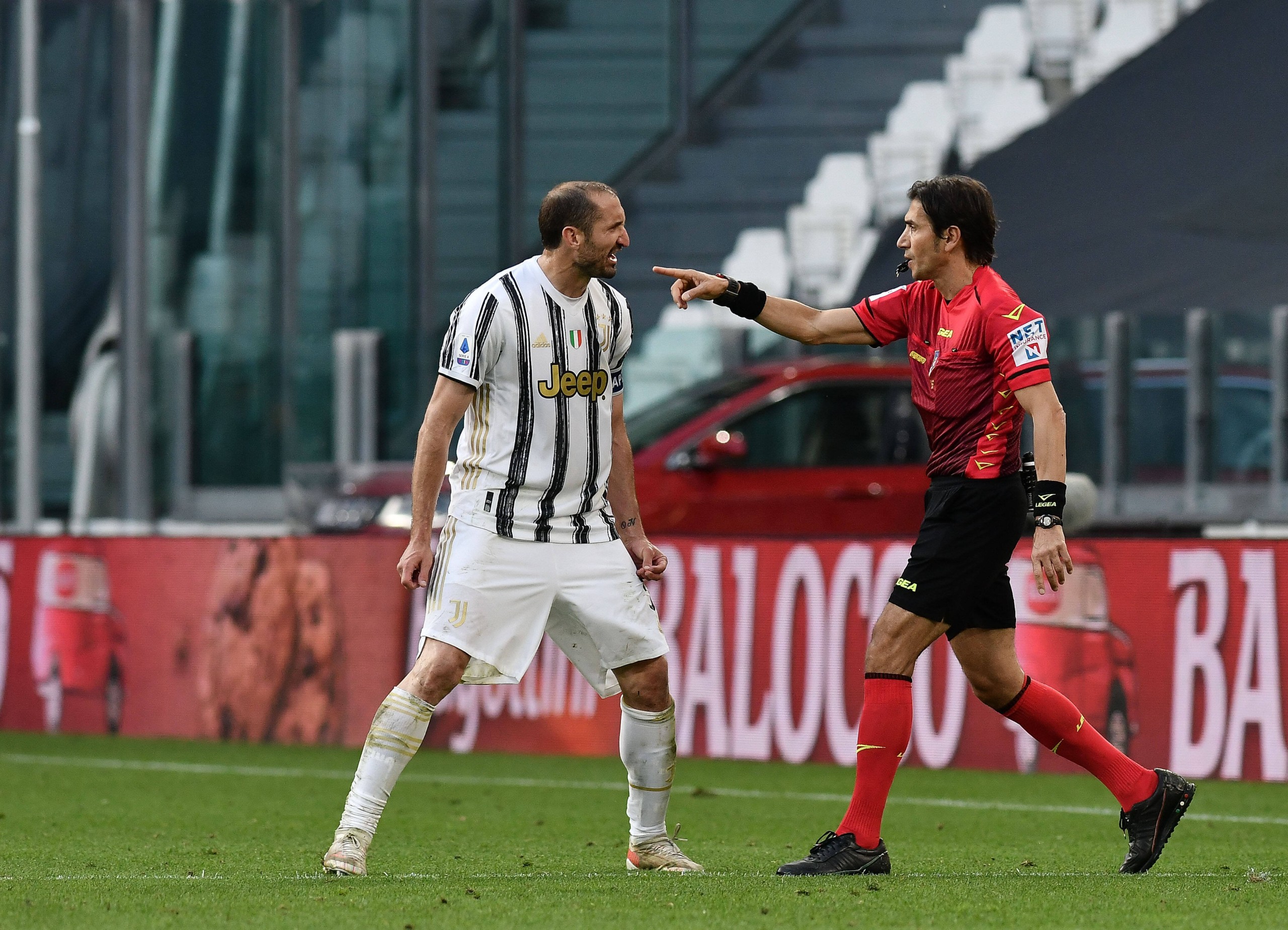 Referee Gianpaolo Calvarese discusses with Giorgio Chiellini of Juventus FC during the Serie A 2020/21 football match between Juventus FC and FC Internazionale at Allianz Stadium, Turin, Italy on May 15, 2021 - Photo ReporterTorino / LiveMedia PUBLICATIONxINxGERxSUIxAUTxONLY Copyright: xLiveMedia/ReporterxTorinox/xIPAx/xLiveMediax 0