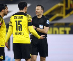 Dortmund, Deutschland, 1. Fussball Bundesliga 14.Spieltag Borussia Dortmund : FC Bayern München 2-3 04. 12. 2021 im Signal-Iduna Park in Dortmund SR. Felix ZWAYER re.- hat sich eine strittige Szene am Monitor angeschaut und auf ein Handspiel im Strafraum von Mats HUMMELS BVB2.v. re.- entschieden *** Dortmund, Germany, 1 Football Bundesliga 14 Matchday Borussia Dortmund FC Bayern Munich 2 3 04 12 2021 at Signal Iduna Park in Dortmund SR Felix ZWAYER re watched a disputed scene on the monitor and ruled a handball in the penalty area by Mats HUMMELS BVB 2 v re