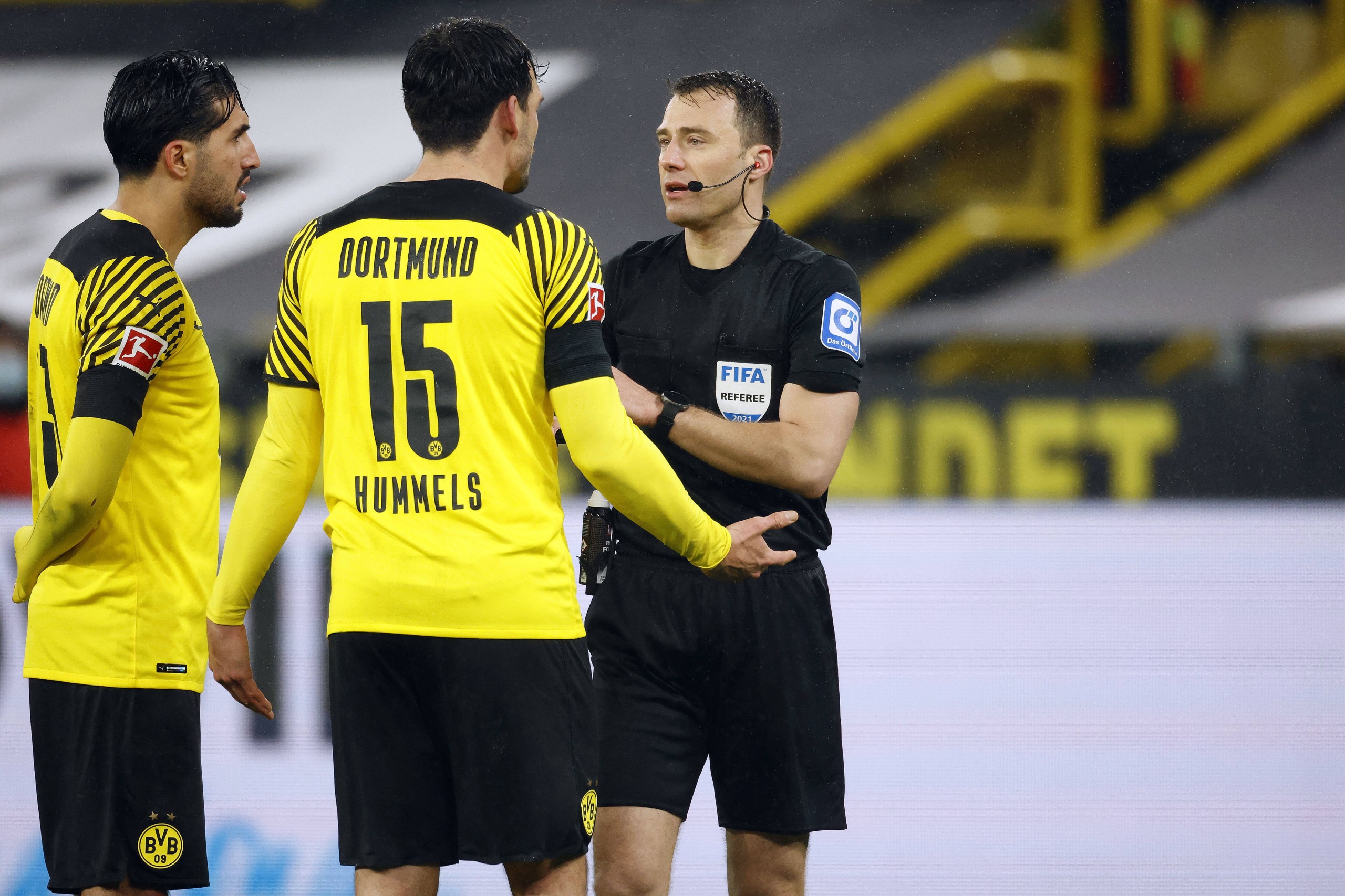 Dortmund, Deutschland, 1. Fussball Bundesliga 14.Spieltag Borussia Dortmund : FC Bayern München 2-3 04. 12. 2021 im Signal-Iduna Park in Dortmund SR. Felix ZWAYER re.- hat sich eine strittige Szene am Monitor angeschaut und auf ein Handspiel im Strafraum von Mats HUMMELS BVB2.v. re.- entschieden *** Dortmund, Germany, 1 Football Bundesliga 14 Matchday Borussia Dortmund FC Bayern Munich 2 3 04 12 2021 at Signal Iduna Park in Dortmund SR Felix ZWAYER re watched a disputed scene on the monitor and ruled a handball in the penalty area by Mats HUMMELS BVB 2 v re