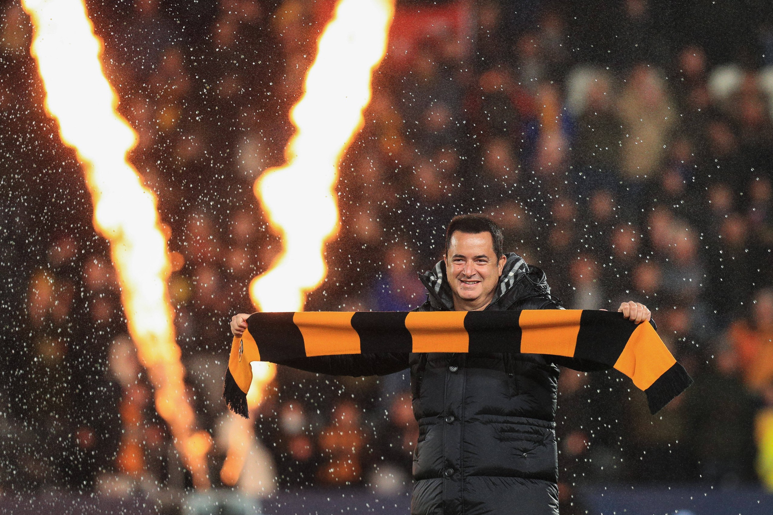 Sky Bet Championship Hull City v Blackburn Rovers The new Hull City FC owner Acun Ilicali holds up his scarf as the fans welcome him onto the pitch Hull MKM Stadium East Riding of Yorkshire United Kingdom Copyright: xJamesxHeaton/NewsxImagesx
