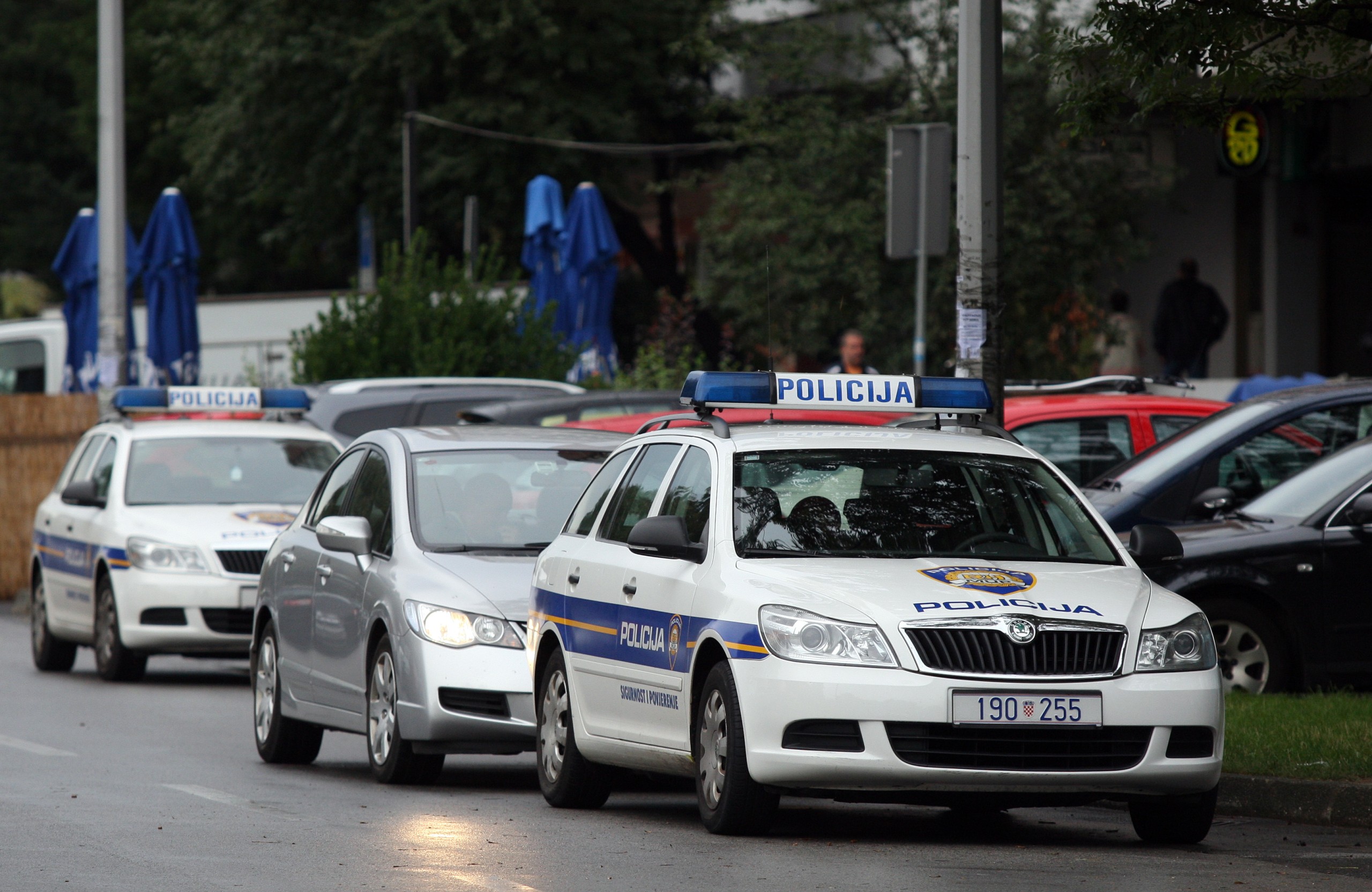 Zagreb, 11.09.2013 - Zasad nepoznati razbojnici opljaèkali su rano jutros poslovnicu Hrvatske pote u Grukoj ulici, izvijestila je zagrebaèka policija. Na slici policijska vozila ispred pote u Grukoj ulici.
foto FaH/ Damir SENÈAR /ds