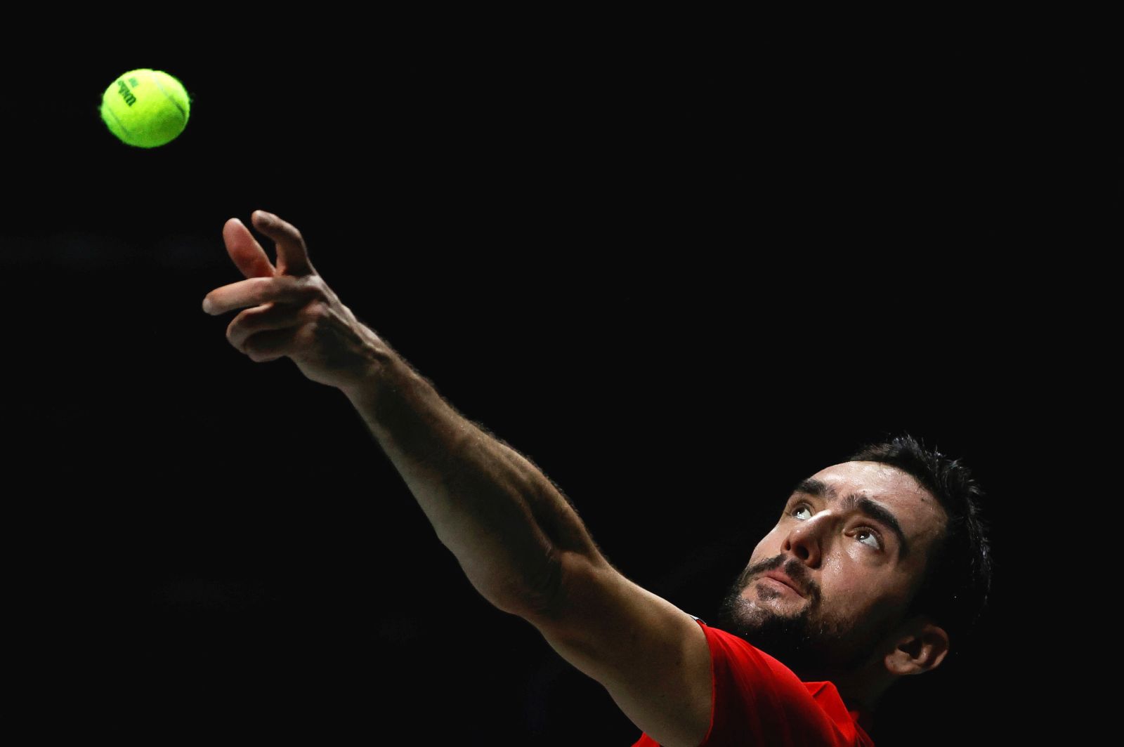 epa09624508 Marin Cilic of Croatia in action against Daniil Medvedev of Russia during the Davis Cup Final between Russia and Croatia in Madrid, Spain, 05 December 2021.  EPA/Emilio Naranjo