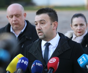 Zagreb, 17.12.2021. - Predsjednik Hrvatskih suverenista Marijan Pavliček na konferenciji za medije najavio je pokretanje stegovnog postupka protiv Hrvoja Zekanovića zbog njegovih izjava o cijepljenju i prozivanja drugih članova stranke da su antivakseri i ravnozemljaši. Na fotografiji Marijan Pavliček. foto HINA/ Lana SLIVAR DOMINIĆ/ lsd