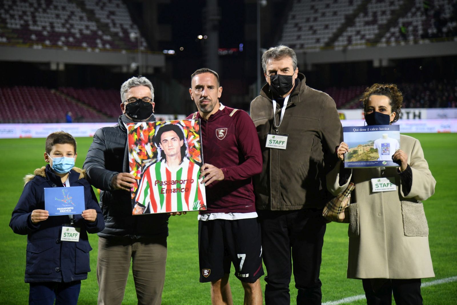 epa09647454 Salernitana’s Franck Ribery (C) is awarded by the Polito Association for the 12th edition of the Andrea Fortunato Award during the Italian Serie A soccer match US Salernitana vs FC Inter at the Arechi stadium in Salerno, Italy, 17 December 2021.  EPA/MASSIMO PICA