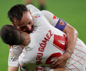 epa09653111 Sevilla's midfielder 'Papu' Gomez (front) celebrates with teammate Ivan Rakitic after scoring the 1-0 goal during the Spanish LaLiga soccer match between Sevilla FC and FC Barcelona held at Sanchez Pizjuan Stadium, in Seville, southern Spain, 21 December 2021.  EPA/Jose Manuel Vidal