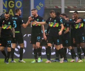 epa09654101 Inter Milan’s Denzel Dumfries (R) jubilates with his teammates after scoring the opening goal during the Italian Serie A soccer match between FC Inter and Torino at Giuseppe Meazza stadium in Milan, Italy, 22 December 2021.  EPA/MATTEO BAZZI