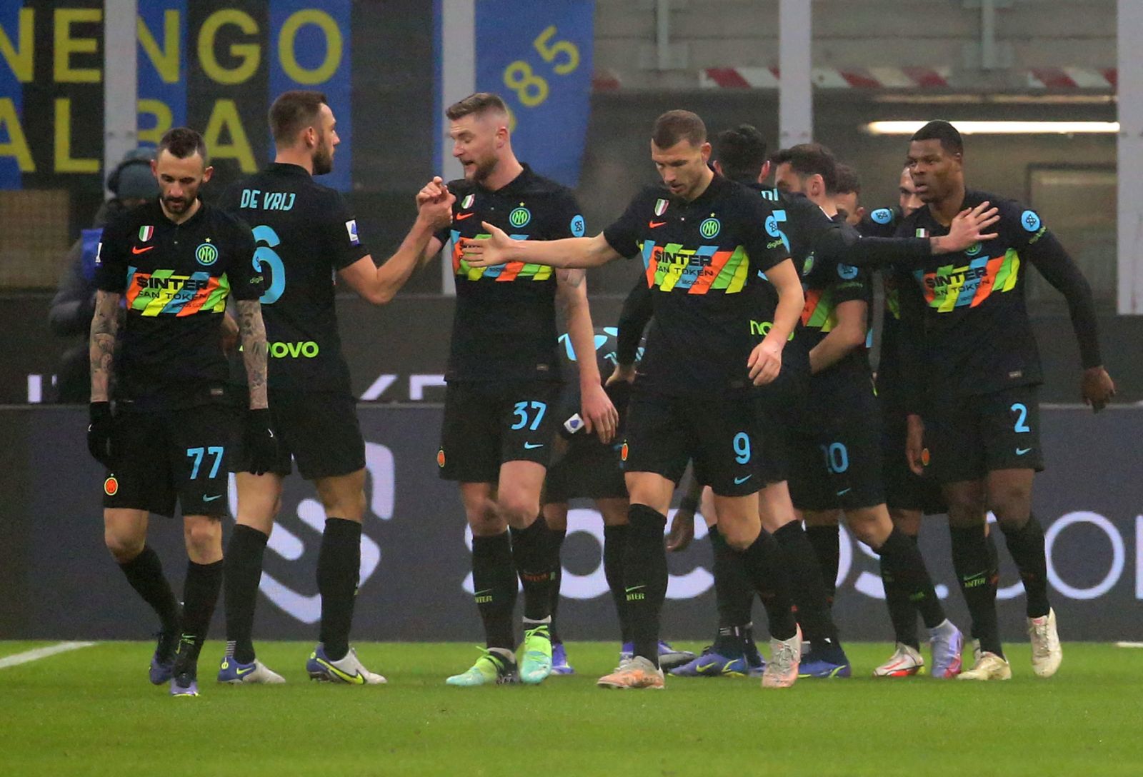 epa09654101 Inter Milan’s Denzel Dumfries (R) jubilates with his teammates after scoring the opening goal during the Italian Serie A soccer match between FC Inter and Torino at Giuseppe Meazza stadium in Milan, Italy, 22 December 2021.  EPA/MATTEO BAZZI
