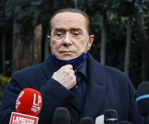 epa09655096 Forza Italia leader Silvio Berlusconi speaks to journalists at the end of the center-right summit at Villa Grande, Rome, Italy, 23 December 2021.  EPA/FABIO FRUSTACI