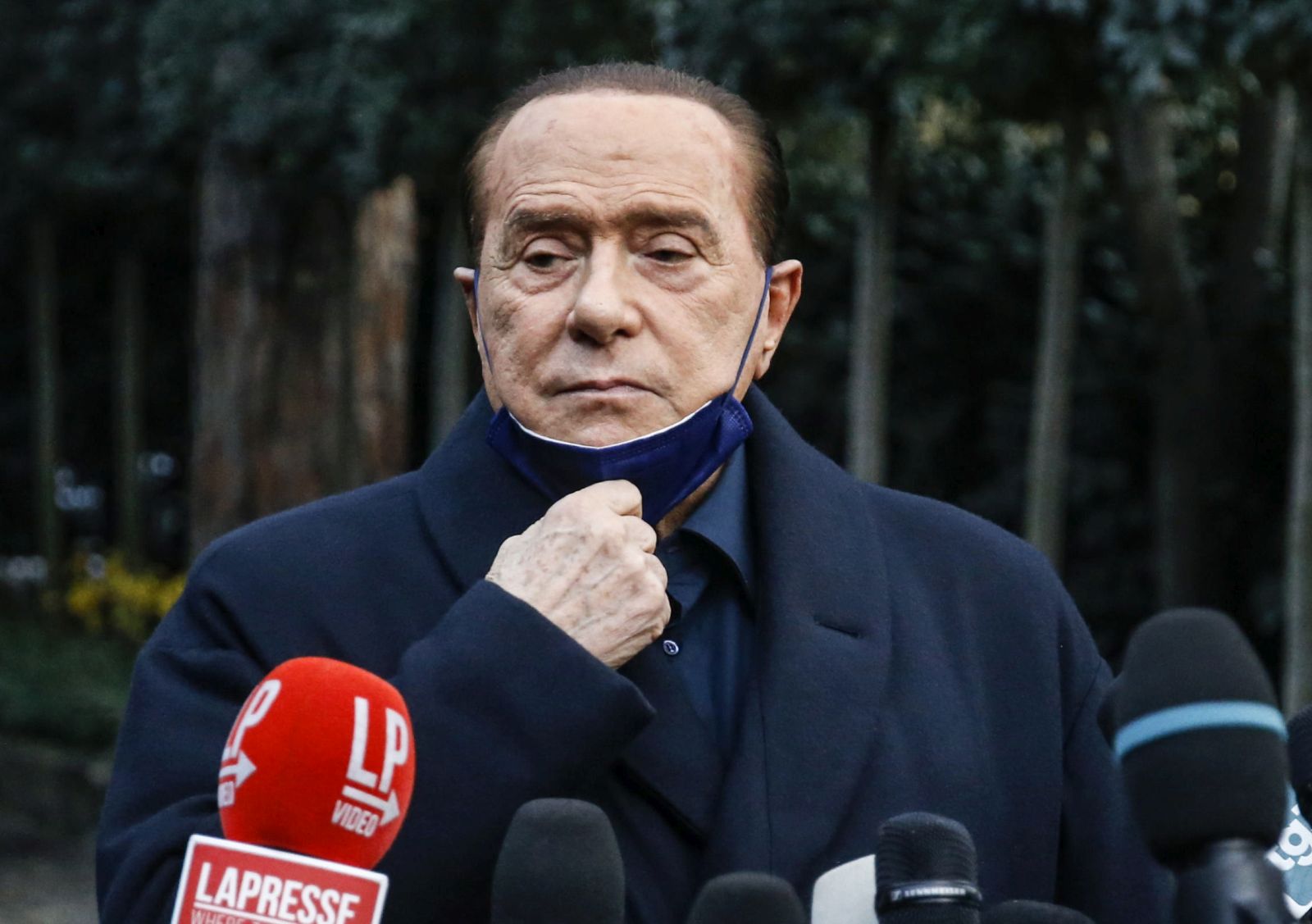 epa09655096 Forza Italia leader Silvio Berlusconi speaks to journalists at the end of the center-right summit at Villa Grande, Rome, Italy, 23 December 2021.  EPA/FABIO FRUSTACI