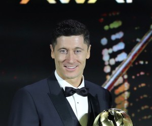 epa09658031 H.H. Sheikh Mansoor Bin Mohammed Bin Rashid Al Maktoum (R), Chairman of Dubai Sports Council gives Bayern Munich's Polish player Robert Lewandowski the award for Fan's player of the year during the Dubai Globe Soccer Awards Ceremony in Dubai, United Arab Emirates, 27 December 2021.  EPA/ALI HAIDER