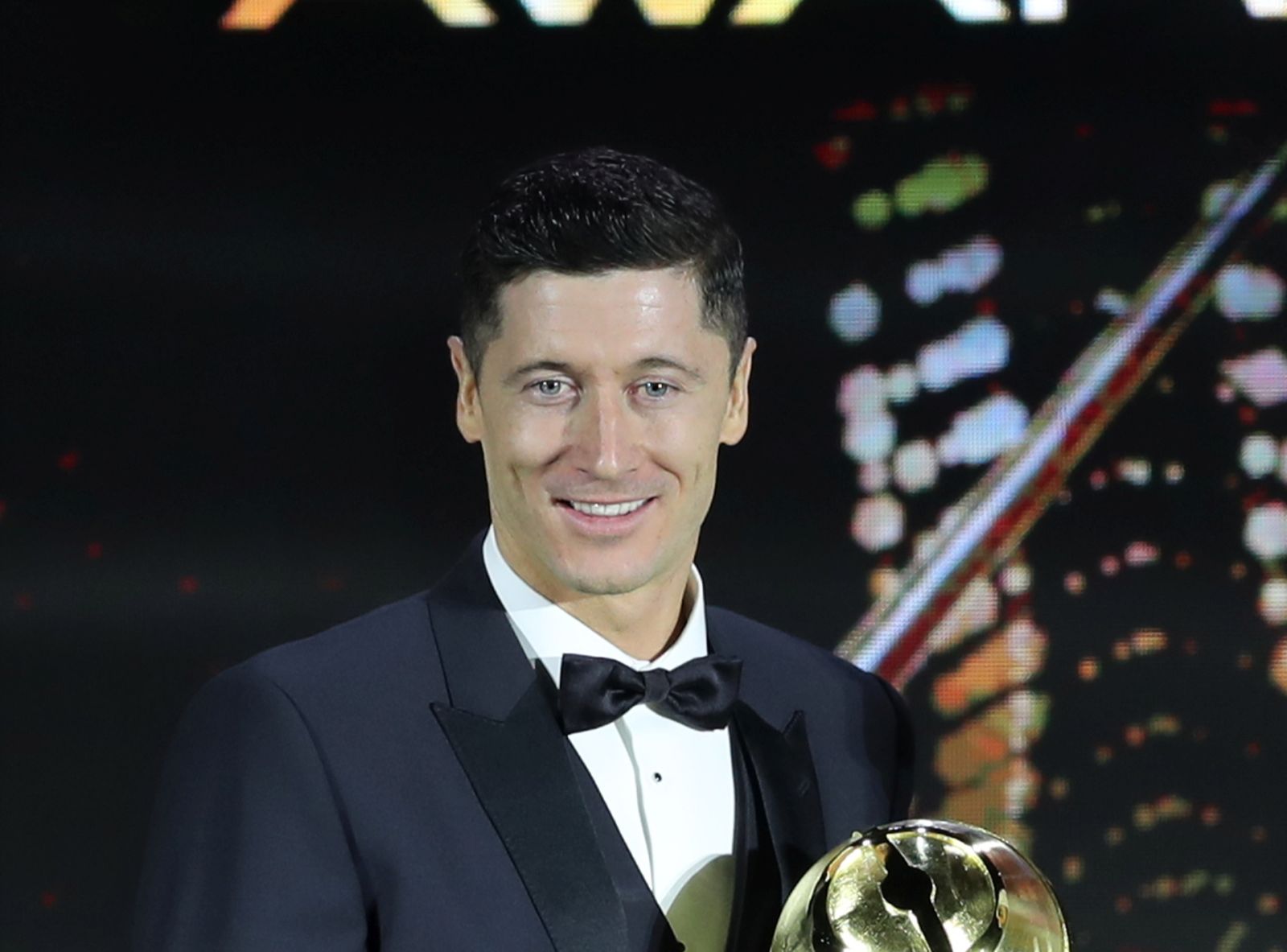 epa09658031 H.H. Sheikh Mansoor Bin Mohammed Bin Rashid Al Maktoum (R), Chairman of Dubai Sports Council gives Bayern Munich's Polish player Robert Lewandowski the award for Fan's player of the year during the Dubai Globe Soccer Awards Ceremony in Dubai, United Arab Emirates, 27 December 2021.  EPA/ALI HAIDER