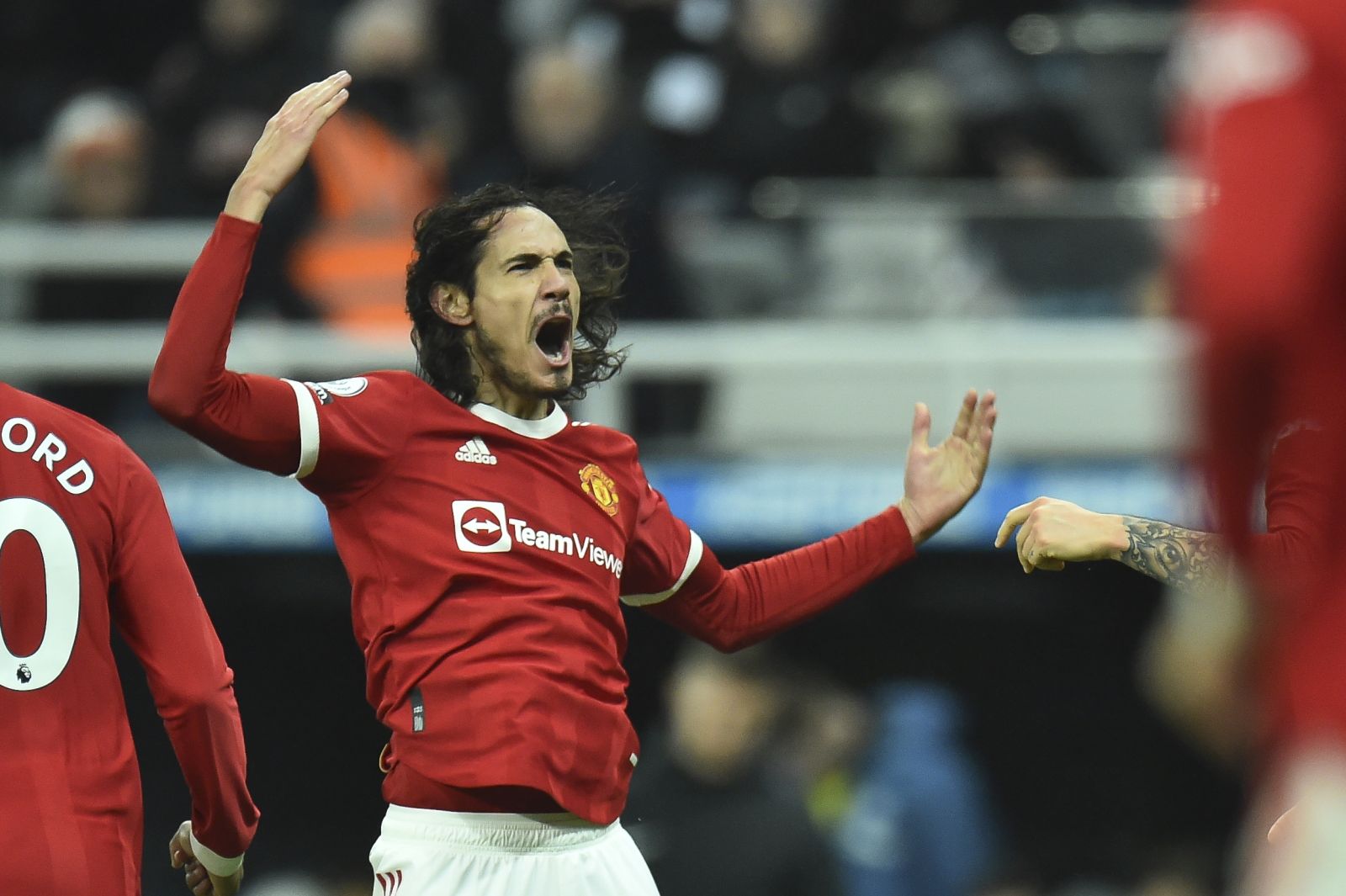 epa09658197 Manchester United's Edinson Cavani celebrates scoring the 1-1 equalizer during the English Premier League match between Newcastle United and Manchester United in Newcastle, Britain, 27 December 2021.  EPA/PETER POWELL EDITORIAL USE ONLY. No use with unauthorized audio, video, data, fixture lists, club/league logos or 'live' services. Online in-match use limited to 120 images, no video emulation. No use in betting, games or single club/league/player publications