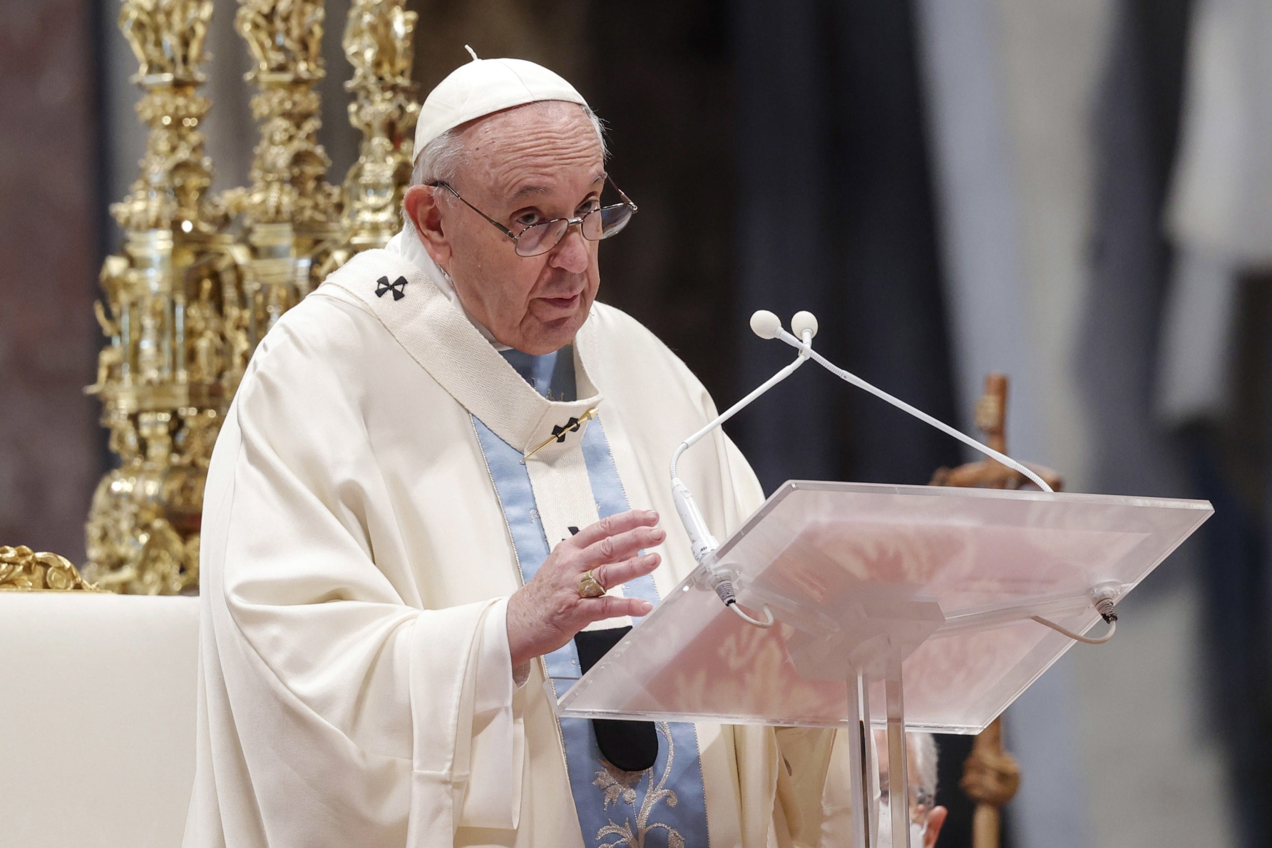 epa09662382 Pope Francis during the Holy Mass for the Solemnity of Mary, Mother of God, in Saint Peter's Basilica in Vatican City, Vatican, 01 January 2022.  EPA/GIUSEPPE LAMI