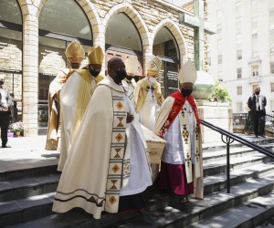 epa09662419 Pallbearers carry the casket holding the body of late Archbishop Desmond Tutu after his funeral service at St. George's Cathedral in Cape Town, South Africa, 01 January 2022. Desmond Tutu died in Cape Town on 26 December 2021, at the age of 90.  EPA/MIKE HUTCHINGS / POOL