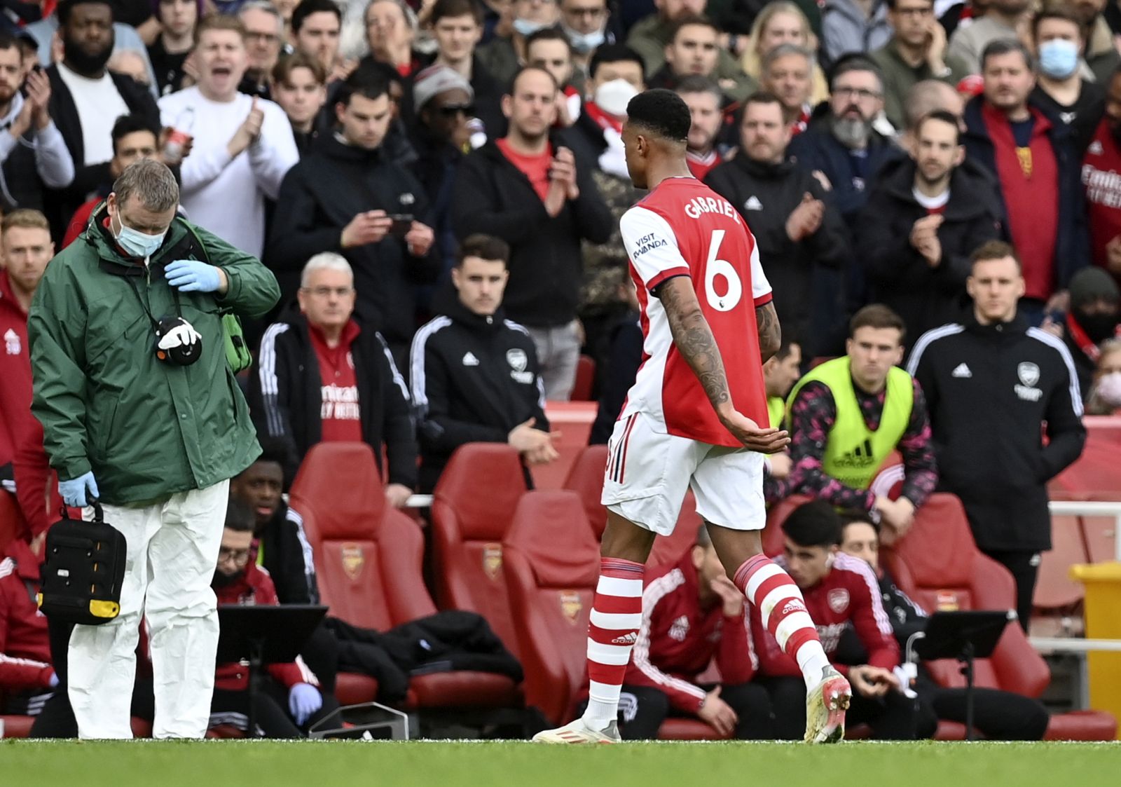epa09662766 Gabriel of Arsenal leaves the pitch after receiving a red card during the English Premier League match between Arsenal London and Manchester City in London, Britain, 01 January 2022.  EPA/NEIL HALL EDITORIAL USE ONLY. No use with unauthorized audio, video, data, fixture lists, club/league logos or 'live' services. Online in-match use limited to 120 images, no video emulation. No use in betting, games or single club/league/player publications