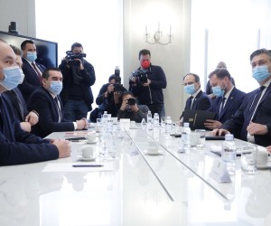 Zagreb, 03.01.2022 - Predsjednik Vlade Andrej Plenković primio je Pavela Maroušeka, člana Uprave Đuro Đaković Grupa te predstavnike tvrtke Đuro Đaković Specijalna vozila, na čelu s predsjednikom Uprave Danijelom Marićem.
Na fotografiji Andrej Plenković.
foto HINA/ Edvard ŠUŠAK/ es