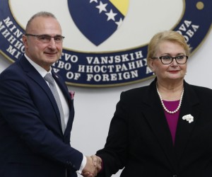 Sarajevo, 5.1.2022.- Hrvatski ministar vanjskih i europskih poslova Gordan Grliæ Radman i ministrica vanjskih poslova BiH Bisera Turkoviæ suglasili su se u srijedu da su odnosi izmeðu dvije zemlje dobri i prijateljski a stabiliziranje stanja u BiH pomoglo bi oèuvanju mira i stabilnosti u cijeloj regiji na èemu Hrvatska kontinuirano radi. 
foto HINA/ FENA/ ua