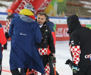 Zagreb, 05.01.2022 - Muška slalomska utka Audi FIS World Cup "Snow Queen Trophy" 2022 na zagrebačkom Sljemenu, otkazana je zbog lošeg stanja snježne podloge. Na fotografiji Vedran Pavlek sa predstavnicima FIS-a raspravlja o održavanju utrke.
foto HINA/ Admir BULJUBAŠIĆ/ abu