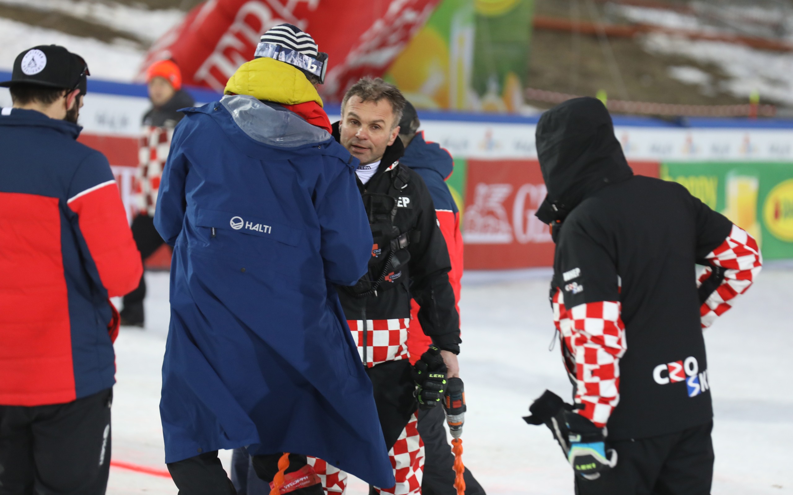 Zagreb, 05.01.2022 - Muška slalomska utka Audi FIS World Cup "Snow Queen Trophy" 2022 na zagrebačkom Sljemenu, otkazana je zbog lošeg stanja snježne podloge. Na fotografiji Vedran Pavlek sa predstavnicima FIS-a raspravlja o održavanju utrke.
foto HINA/ Admir BULJUBAŠIĆ/ abu