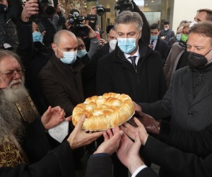 Zagreb, 06.01.2022 - Srpsko narodno vijeće (SNV) obilježilo je pravoslavni Božić u Srpskoj pravoslavnoj općoj gimnaziji "Katarina Kantakuzina Branković".
Na fotografiji Boris Milošević, Andrej Plenković, Gordan Jandroković.
foto HINA/ Edvard ŠUŠAK/ es