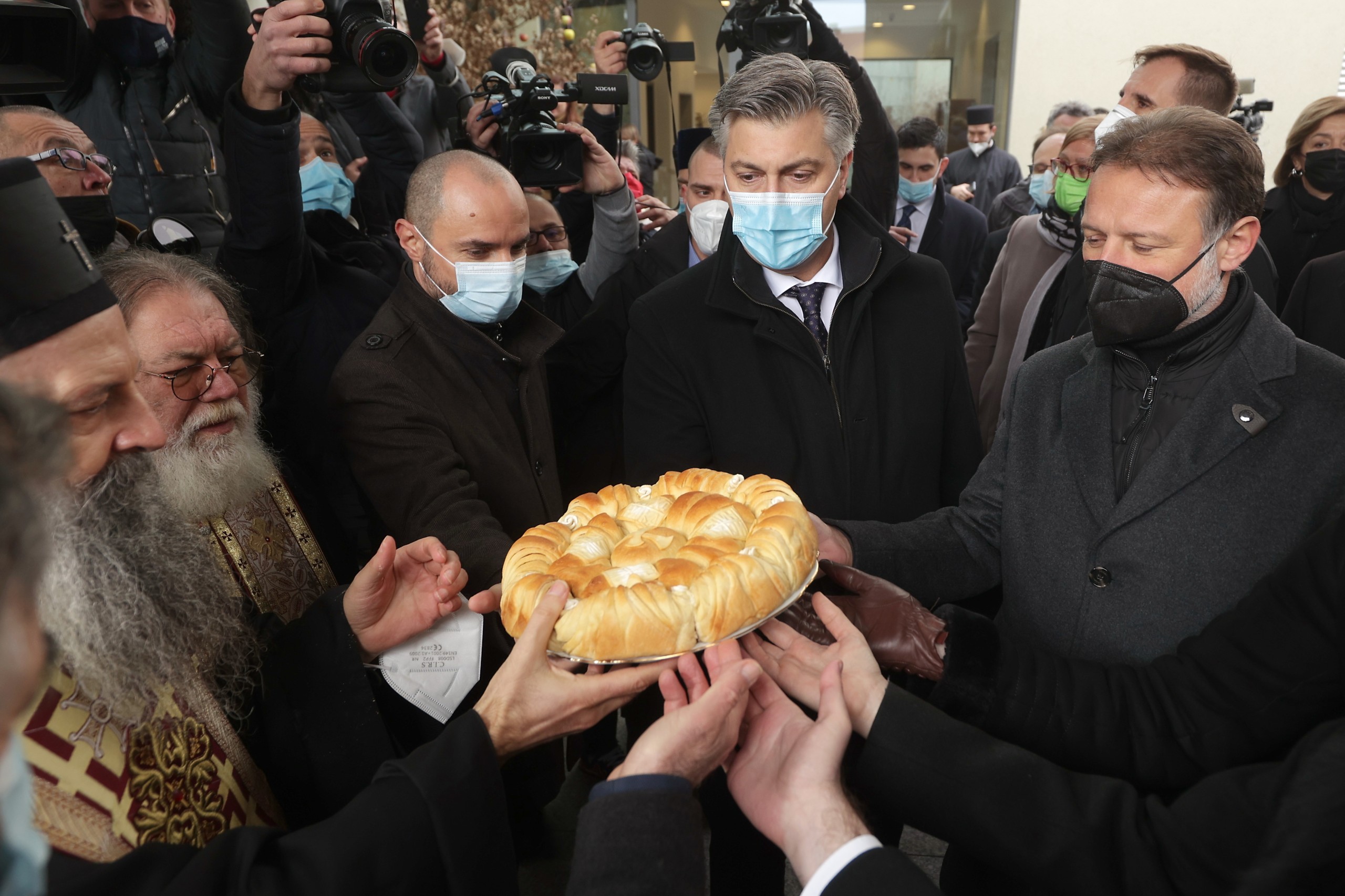Zagreb, 06.01.2022 - Srpsko narodno vijeće (SNV) obilježilo je pravoslavni Božić u Srpskoj pravoslavnoj općoj gimnaziji "Katarina Kantakuzina Branković".
Na fotografiji Boris Milošević, Andrej Plenković, Gordan Jandroković.
foto HINA/ Edvard ŠUŠAK/ es