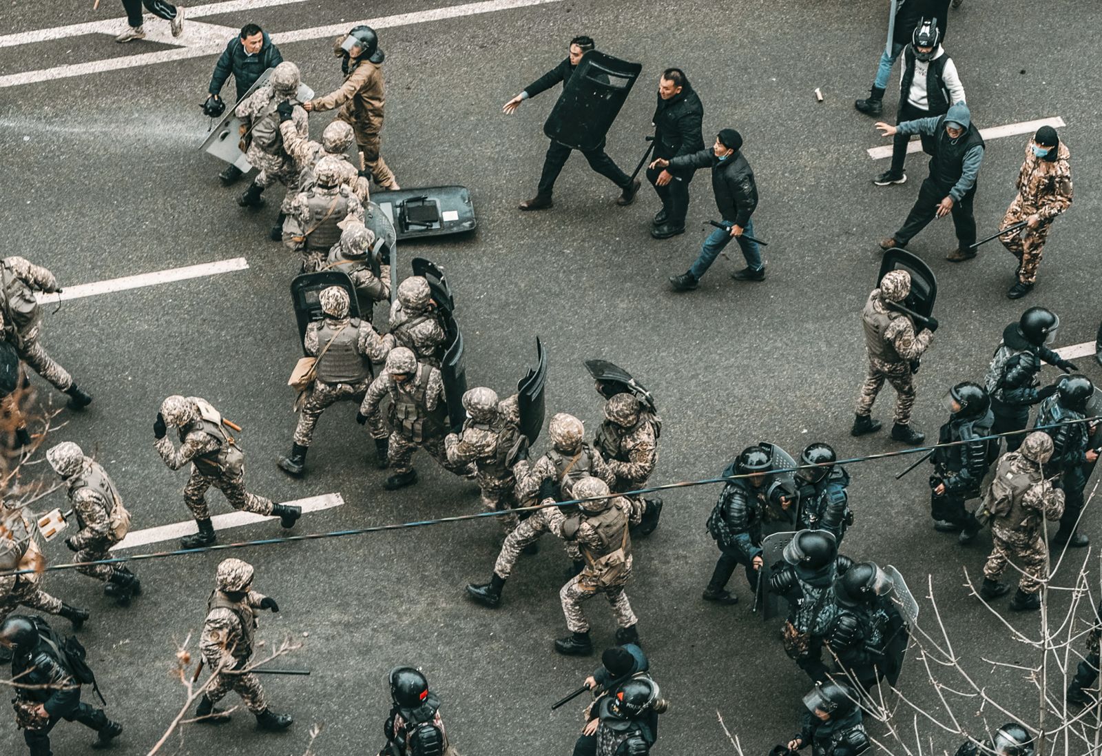 epaselect epa09672275 Protesters clash with Kazakh policemen during rally over a hike in energy prices in Almaty, Kazakhstan, 05 January 2022 (Issued on 07 January 2022). Protesters stormed the mayor's office in Almaty, as Kazakh President Kassym-Jomart Tokayev declared a state of emergency in the capital until 19 January 2022.  EPA/ALEXANDER KUZNETSOV