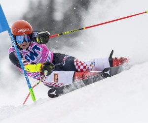 epa09672939 Filip Zubcic of Croatia in action in action during the first run of the men's giant slalom race at the Alpine Skiing FIS Ski World Cup in Adelboden, Switzerland, 08 January 2022.  EPA/ANTHONY ANEX