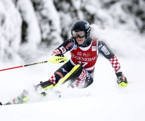 epa09674971 Leona Popovic of Croatia clears a gate during the first run of the Women's Slalom race at the FIS Alpine Skiing World Cup  in Kranjska Gora, Slovenia 09 January 2022.  EPA/ANTONIO BAT