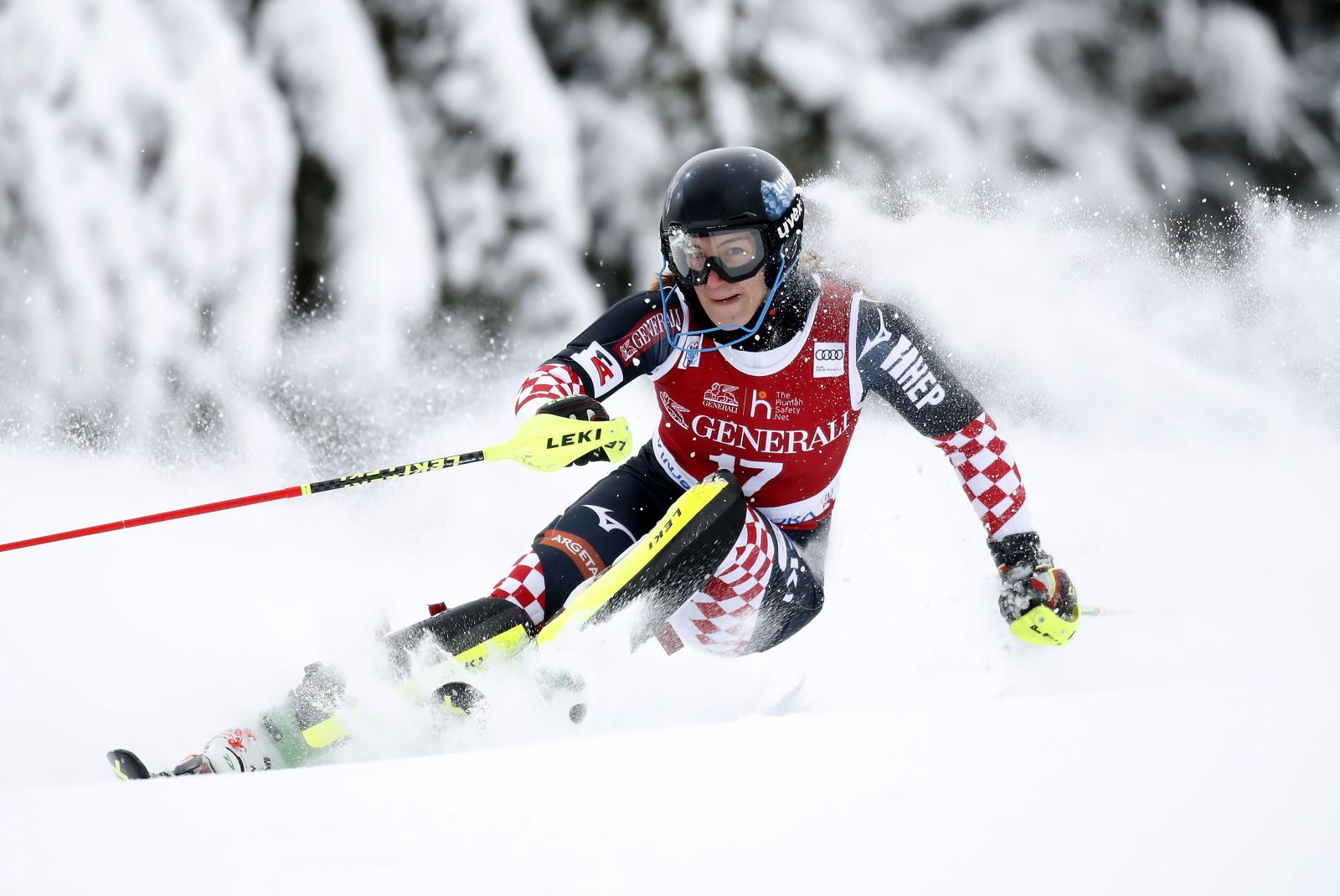 epa09674971 Leona Popovic of Croatia clears a gate during the first run of the Women's Slalom race at the FIS Alpine Skiing World Cup  in Kranjska Gora, Slovenia 09 January 2022.  EPA/ANTONIO BAT