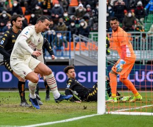epa09675213 Milan's Zlatan Ibrahimovic (C) scores the opening goal during the Italian Serie A soccer match Venezia FC vs AC Milan at the Pier Luigi Penzo stadium in Venice, Italy, 09 January 2022.  EPA/ETTORE GRIFFONI