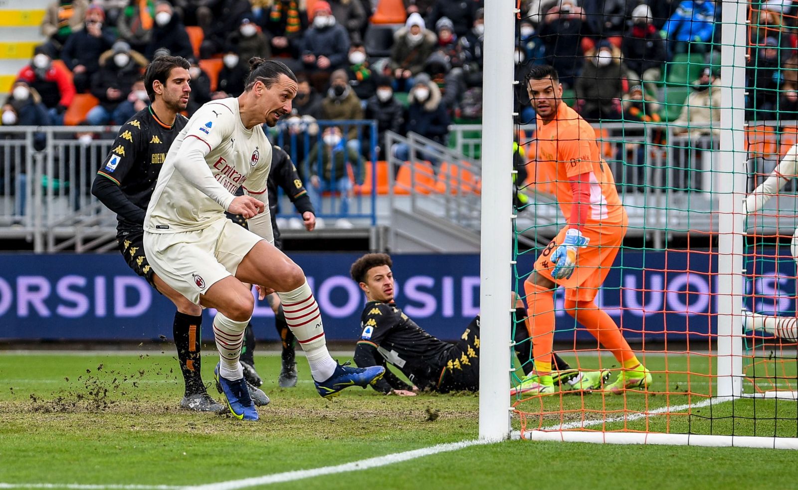 epa09675213 Milan's Zlatan Ibrahimovic (C) scores the opening goal during the Italian Serie A soccer match Venezia FC vs AC Milan at the Pier Luigi Penzo stadium in Venice, Italy, 09 January 2022.  EPA/ETTORE GRIFFONI