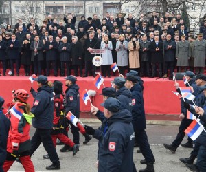 Banja Luka, 9.1.2022.- Vlasti RS-a u nedjelju su u Banjoj Luci paradom obiljeili 9. sijeènja koji u tom entitetu proslavljaju kao praznik, unatoè èinjenici da ga je Ustavni sud BiH proglasio neustavnim, a srpski èlan Predsjednitva BiH Milorad Dodik tom je prigodom poruèio kako je Republika Srpska drava. U mimohodu sreditem Banje Luke bilo je ukljuèeno neto manje od tri tisuæe sudionika. 
foto HINA/ TANJUG/ MILOS MILIVOJEVIC/ ua