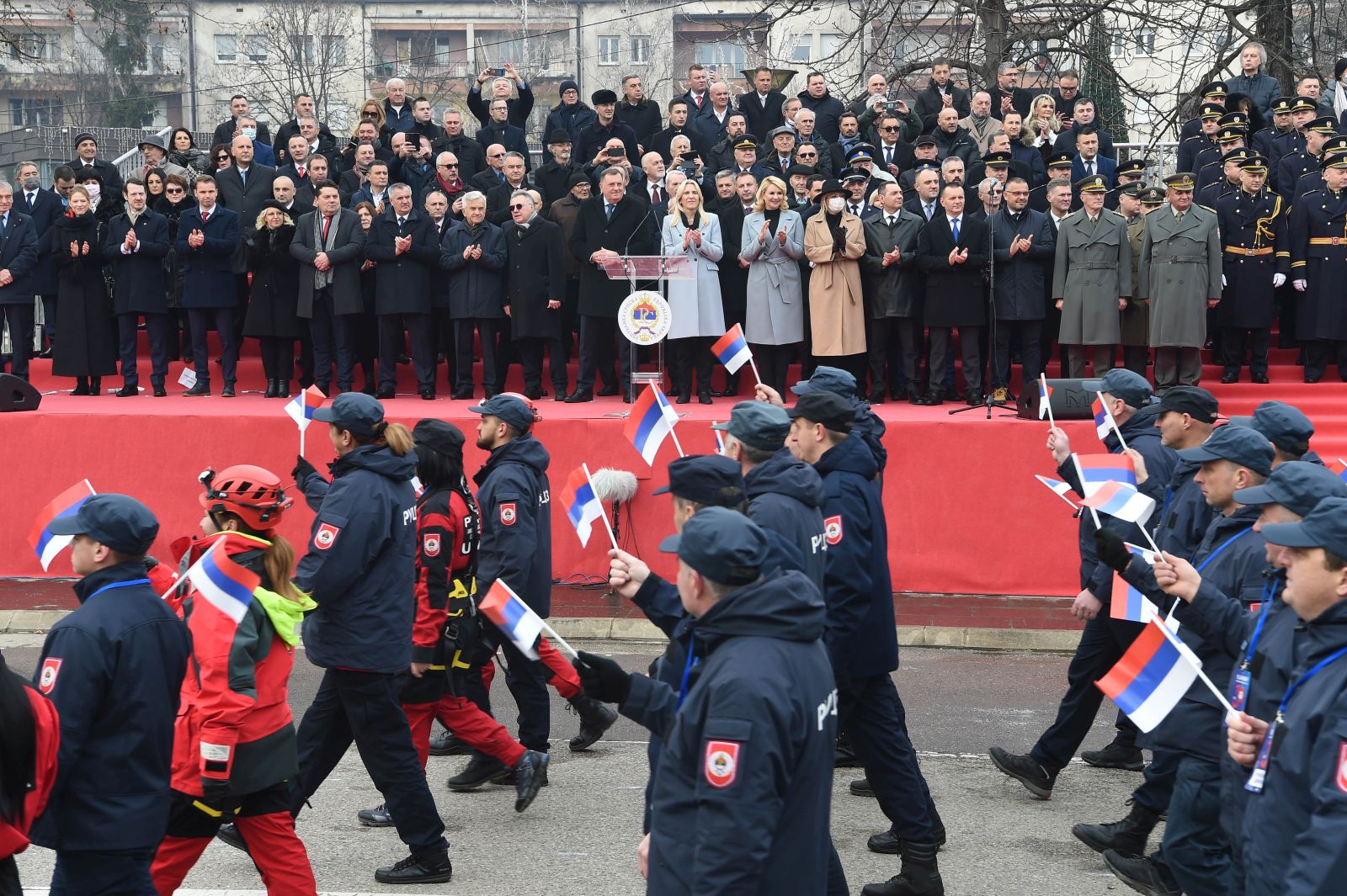 Banja Luka, 9.1.2022.- Vlasti RS-a u nedjelju su u Banjoj Luci paradom obiljeili 9. sijeènja koji u tom entitetu proslavljaju kao praznik, unatoè èinjenici da ga je Ustavni sud BiH proglasio neustavnim, a srpski èlan Predsjednitva BiH Milorad Dodik tom je prigodom poruèio kako je Republika Srpska drava. U mimohodu sreditem Banje Luke bilo je ukljuèeno neto manje od tri tisuæe sudionika. 
foto HINA/ TANJUG/ MILOS MILIVOJEVIC/ ua